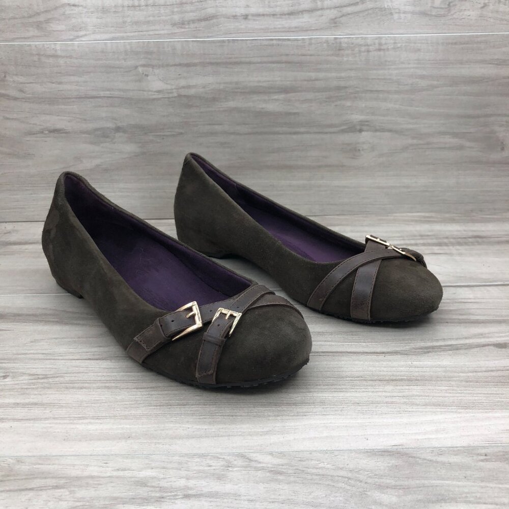 Elegant Brown Flats with Buckle Detail
